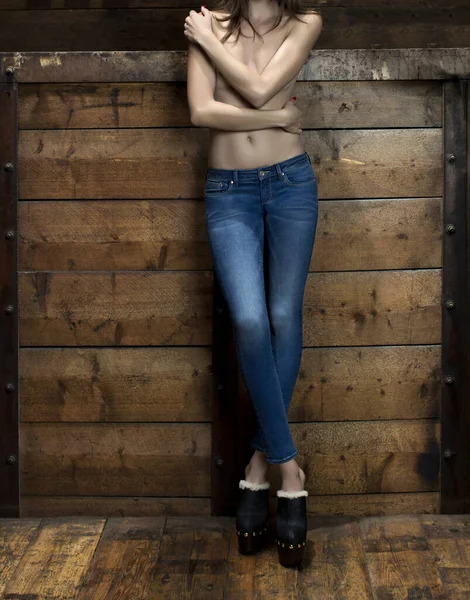 Vista Cortada Mulher Posando Jeans Estúdio Conceito Moda — Fotografia de Stock
