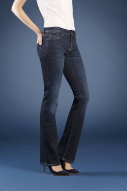 Stüdyoda kot pantolonla poz veren kadın manzarası, moda kavramı 