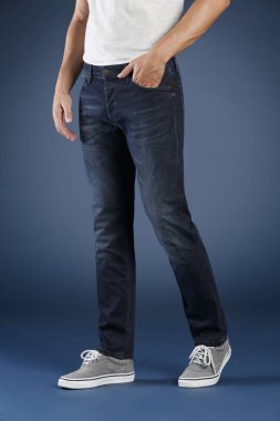 Stüdyoda kot pantolonla poz veren adam görüşü, moda anlayışı 