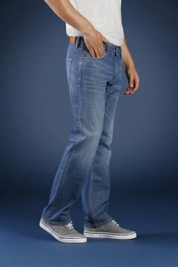 Stüdyoda kot pantolonla poz veren adam görüşü, moda anlayışı 