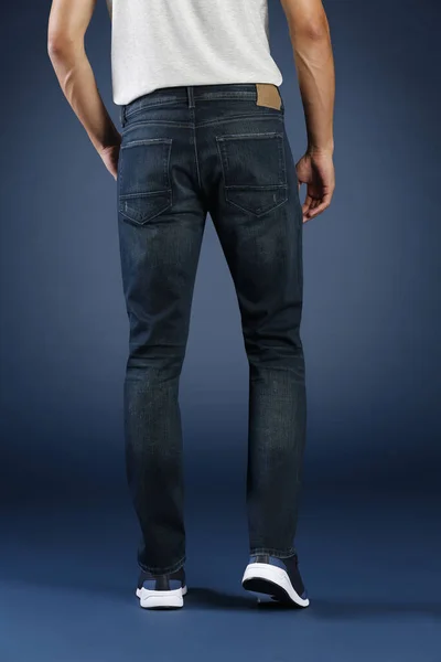 Bijgesneden Beeld Van Mens Poseren Jeans Studio Mode Concept — Stockfoto