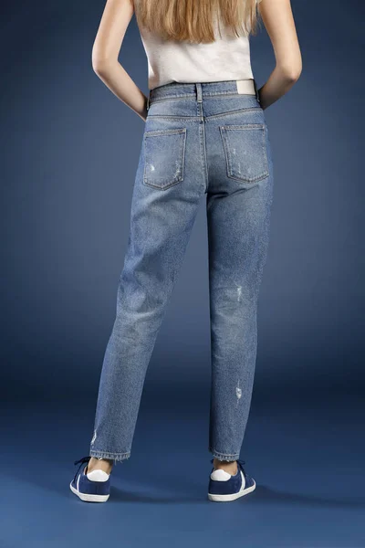Bijgesneden Beeld Van Vrouw Poseren Jeans Studio Mode Concept — Stockfoto