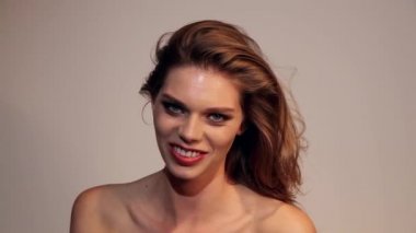 doğal makyaj ile güzel bir genç kadın portresi 