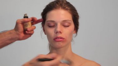 Sanatçı fırçayla genç bir kadını telafi ediyor.