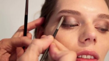 Sanatçı fırçayla genç bir kadını telafi ediyor.