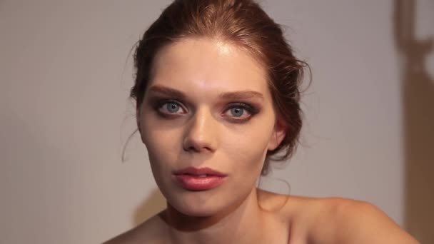 Καλλιτέχνης Makeup Για Νεαρή Γυναίκα Από Βούρτσα — Αρχείο Βίντεο
