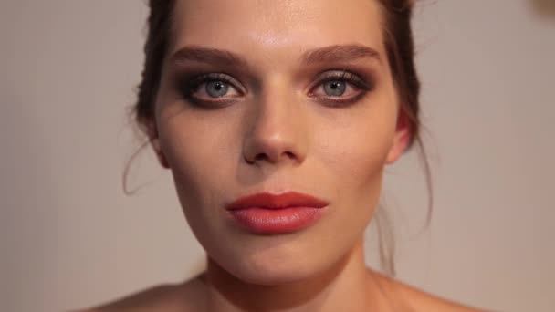 Portrait Belle Jeune Femme Avec Maquillage Naturel — Video