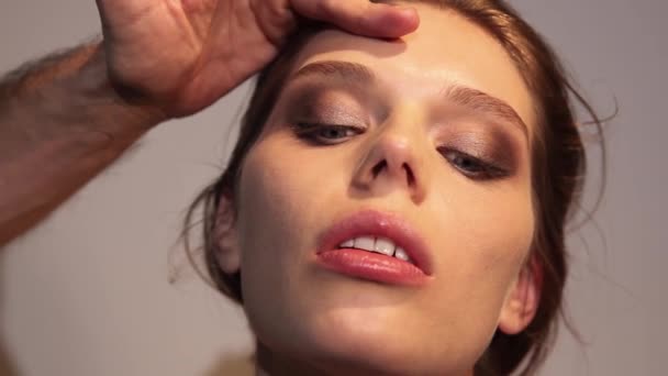 Artysta Robi Makijaż Dla Młodej Kobiety Pędzlem — Wideo stockowe