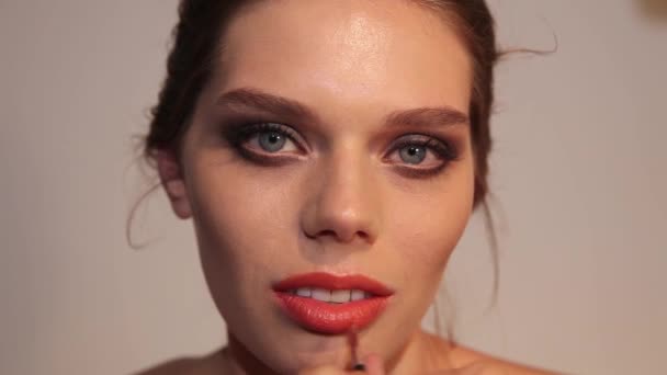 Maquiador Colorir Lábios Para Mulher Jovem — Vídeo de Stock