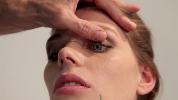 Artiste Maquillage Pour Jeune Femme Par Brosse — Video