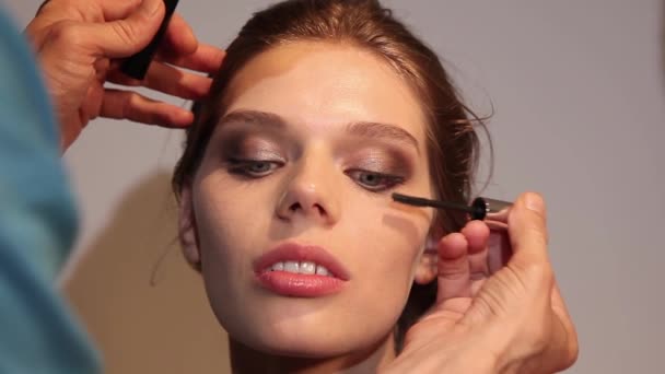 Καλλιτέχνης Makeup Για Νεαρή Γυναίκα Από Βούρτσα — Αρχείο Βίντεο