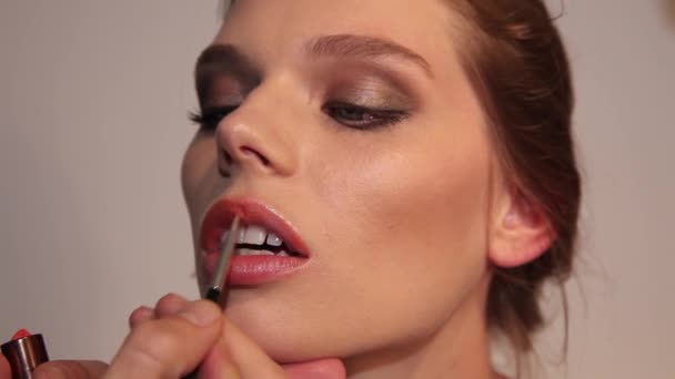 Makeup Artist Χρωματισμός Χείλη Για Νεαρή Γυναίκα — Αρχείο Βίντεο