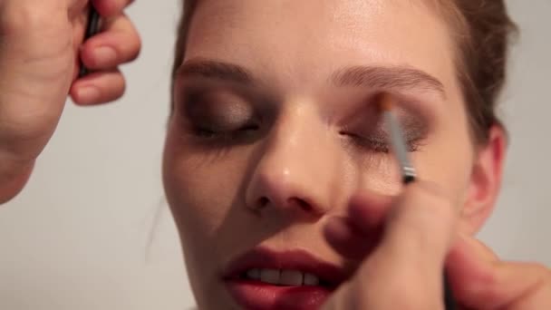 Artiste Maquillage Pour Jeune Femme Par Brosse — Video