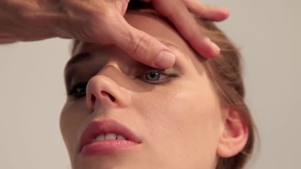 Artista Fazendo Maquiagem Para Jovem Mulher Por Escova — Vídeo de Stock