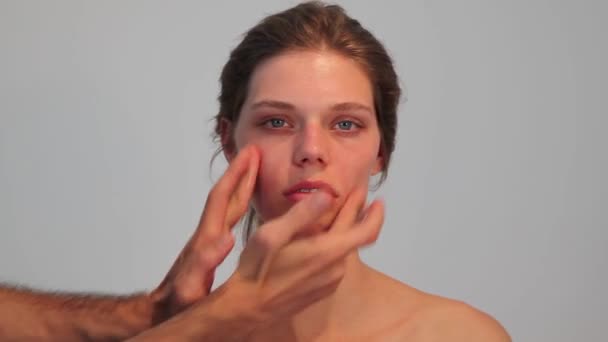 Artiste Maquillage Pour Jeune Femme Par Brosse — Video