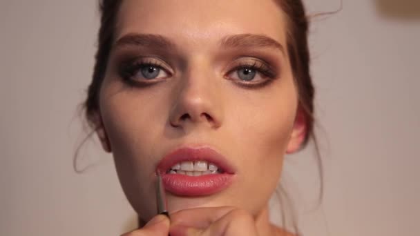 Maquillaje Artista Labios Para Colorear Para Mujer Joven — Vídeo de stock