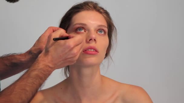 Artysta Robi Makijaż Dla Młodej Kobiety Pędzlem — Wideo stockowe
