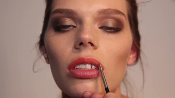 Maquillaje Artista Labios Para Colorear Para Mujer Joven — Vídeo de stock