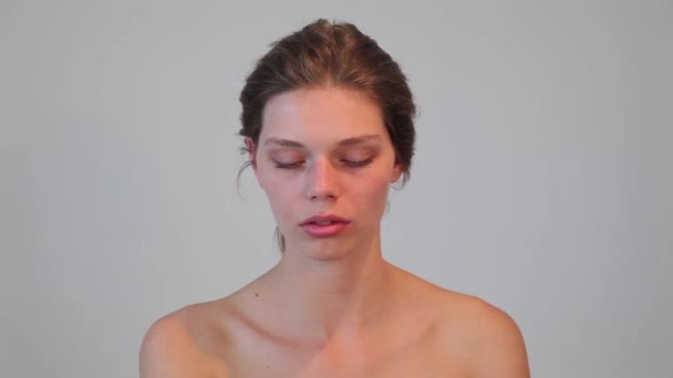 Makyajsız Güzel Bir Genç Kadının Portresi — Stok video
