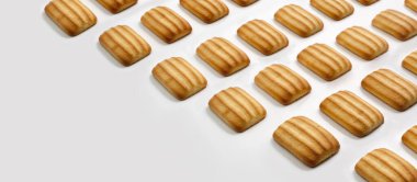 Beyaz arka planda izole edilmiş bisküviler. Beyaz arkaplanda sıralanmış tatlı bisküviler.