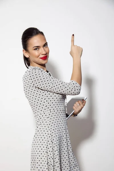 Schöne Frau Hebt Ihren Finger Auf Weißem Hintergrund — Stockfoto