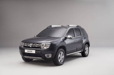 Gri arkaplanda Dacia Duster gümüş rengi araba 