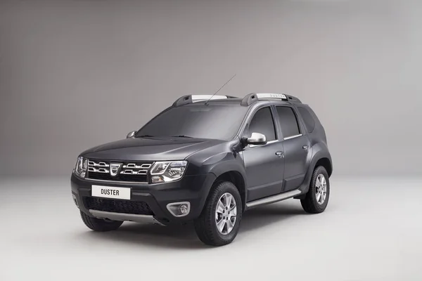 Gri arkaplanda Dacia Duster gümüş rengi araba 