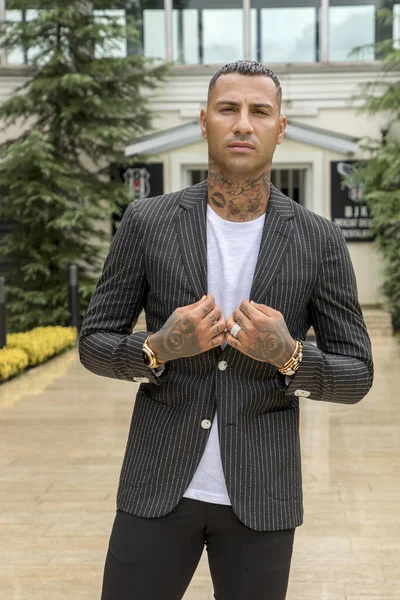 İstanbul, Umraniye / Türkiye - 28 Ağustos 2019: Ricardo Quaresma Beşiktaş 'tan ayrılmadan hemen önce. Spor ceketli Quaresma.