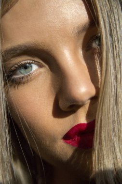 Makyajlı güzel bir kızın portresi. Mükemmel taze deri. Güzellik ve cilt bakımı.