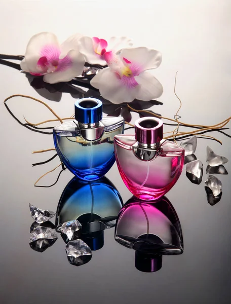 Рожеві Сині Пляшки Парфумів Орхідея Ізольовані Білому Фоні — стокове фото