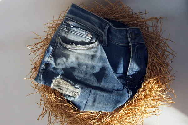 Blauwe Jeans Korte Broek Geïsoleerd Een Vogelnest Witte Achtergrond — Stockfoto