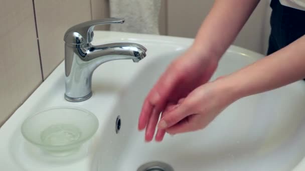 Kadın Elini Çorbayla Yıkıyor Hijyenik Temiz Eller Kapatın — Stok video