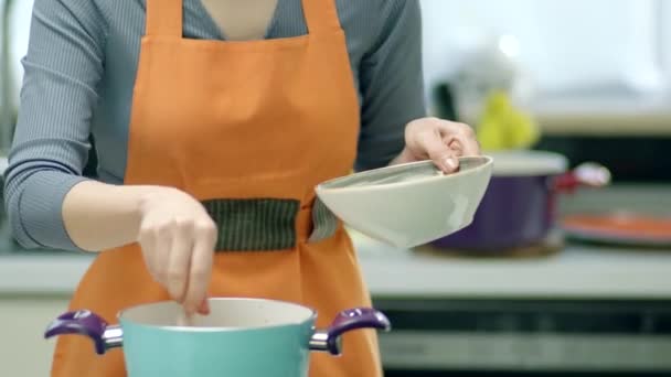 Vrouw Kookt Soep Pan Keuken — Stockvideo