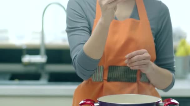 Жінка Готує Суп Сковороді Кухні — стокове відео