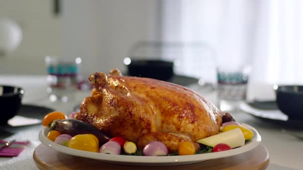 Geroosterde Heerlijke Kip Ronddraaiend Een Bord Met Groenten Keuken Achtergrond — Stockvideo
