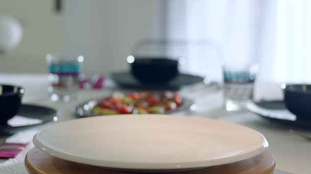 Empty Plate Spinning Itself Dinner Table Suitable Product Placement Montage — Stock Video