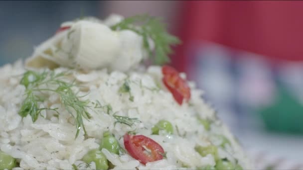 Reis Gekocht Mit Erbsen Und Garniert Mit Dill Und Tomaten — Stockvideo