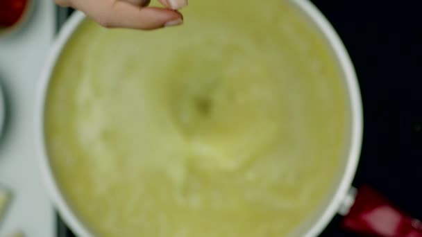 女人的手把调料骰子扔进汤里 — 图库视频影像