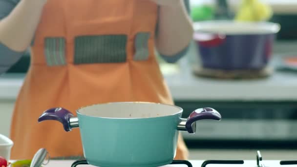 Γυναίκα Μαγείρεμα Σούπα Στο Τηγάνι Στην Κουζίνα — Αρχείο Βίντεο