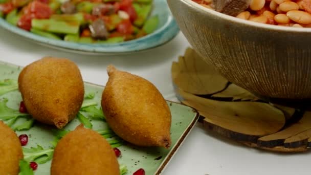 Läckra Stekta Traditionella Medelhavet Kibbeh Garnerade Med Granatäpple Och Sallad — Stockvideo