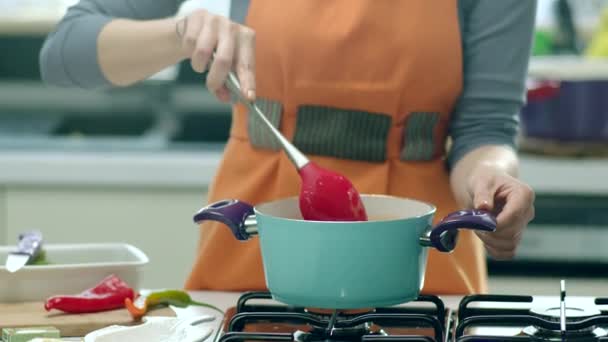 Mujer Cocinando Sopa Sartén Cocina — Vídeo de stock