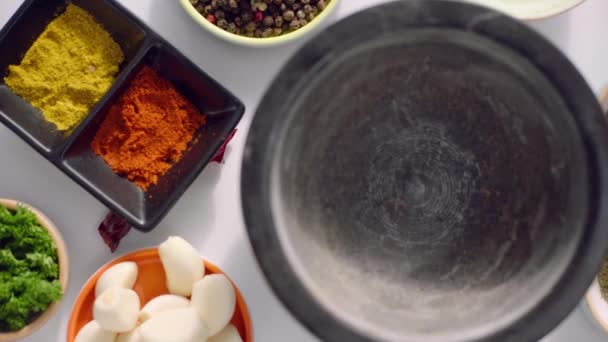 Kruiden Gedroogde Paprika Kruiden Knoflook Worden Een Zwarte Houten Knoflookpers — Stockvideo