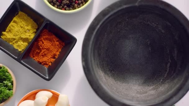将香草 干辣椒 调味品和大蒜倒入黑色木制大蒜压榨机中 — 图库视频影像