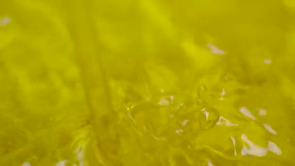 Nahaufnahmen Von Sonnenblumenöl Werden Ausgegossen Ölvorkommen Abstrakte Gelbe Flüssige Textur — Stockvideo