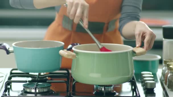 Γυναίκα Μαγείρεμα Σούπα Στο Τηγάνι Στην Κουζίνα — Αρχείο Βίντεο