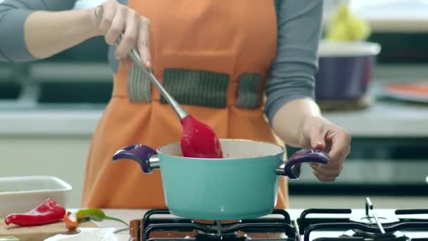 Kobieta Gotowanie Zupy Patelni Kuchni — Wideo stockowe