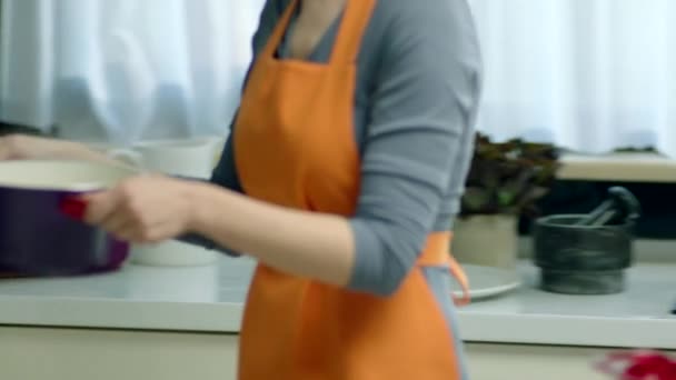 Женщина Готовит Суп Кастрюле Кухне — стоковое видео