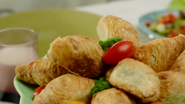 Traditionelles Knuspriges Türkisches Gebäck Garniert Mit Petersilie Und Tomaten Nahaufnahme — Stockvideo