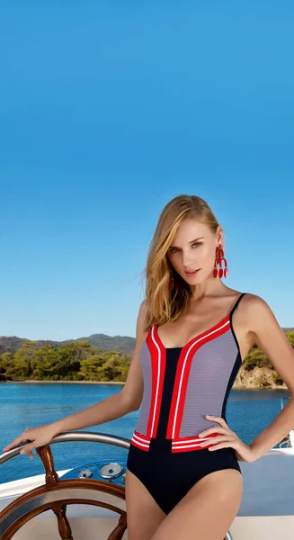 Mooi Boot Kapitein Model Poseren Een Rood Wit Gestreepte Zwarte — Stockfoto