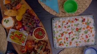 Patates kızartması, ketçap, mayonez sosu, lezzetli ızgara et, Rus salatası soğan, baharat ve maydanozla kaplanmış lezzetli köfteler.